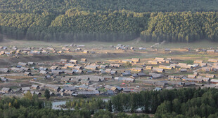 俯瞰多彩村落景观