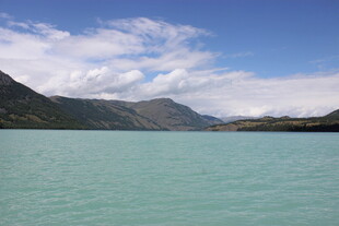 清澈湖水与远处山峦美景