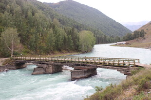 山间木桥横跨湍急河流