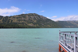 湖畔美景 远山近水栏杆处