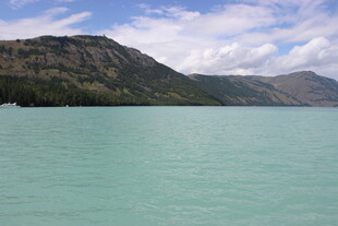清澈湖水与远处山峦美景