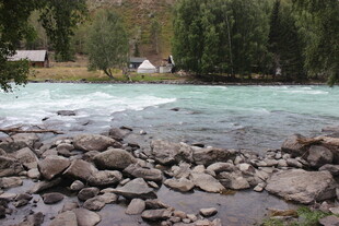 河畔乱石与潺潺流水景观