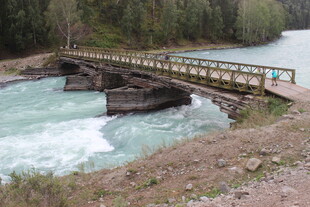 河畔木桥 自然清新景致