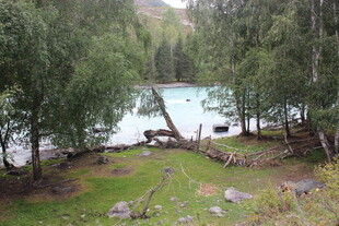 山间湖畔静谧自然景致