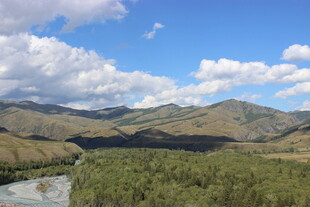 青山绿水间的美丽自然风光