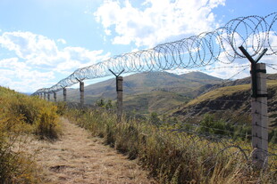 带刺铁丝网围栏的户外场景