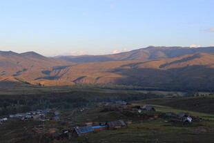 山间村落的美丽黄昏景色