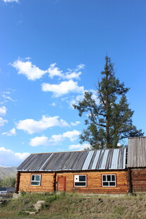 乡村木屋 蓝天白云下的宁静