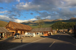 乡村小镇黄昏美景