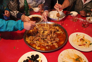 家人围坐共享丰盛美食