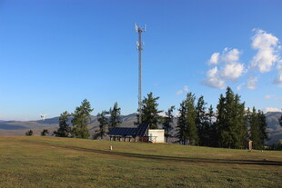 山顶通信塔与周边景致