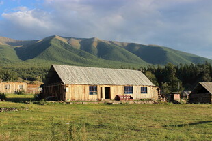 草原上的质朴小屋