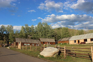 乡村田园风光小屋与围栏