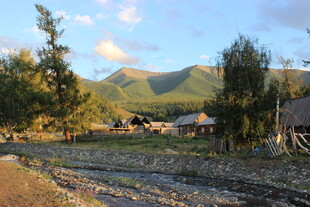 乡村田野间的宁静聚落