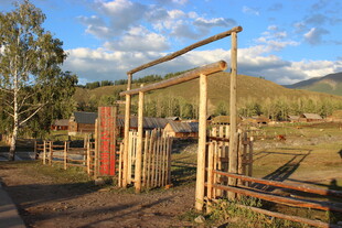 乡村木栅栏门与开阔景致