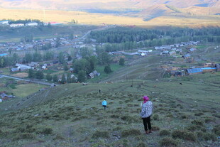 山坡上的徒步者与美丽景色