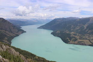 高山环抱的碧绿湖泊
