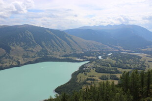 高山间的碧绿湖泊美景
