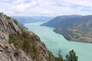 高山俯瞰碧绿壮阔湖泊