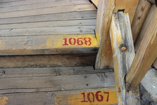 老旧楼梯上的编号标识