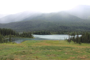 山间湖畔的清新自然景致