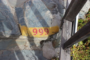 石阶上的999标识牌