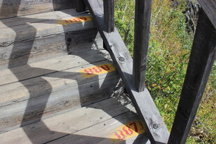 户外木质楼梯的安全标识