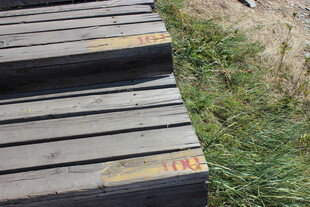 户外堆叠的灰色木板