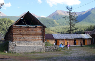 山间木屋前的宁静场景