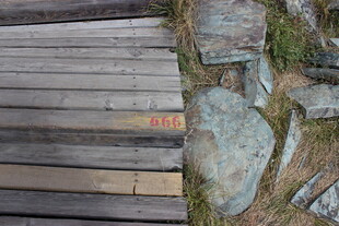 木质石板拼接的户外小径