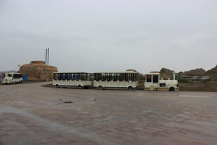 停车场中的多辆白色货车