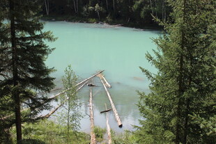 山林间的碧绿湖水与栈桥