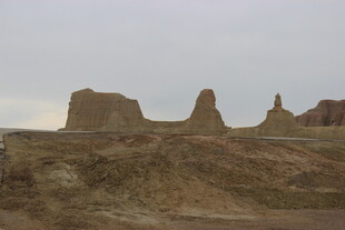 荒凉戈壁中的奇特土丘景观