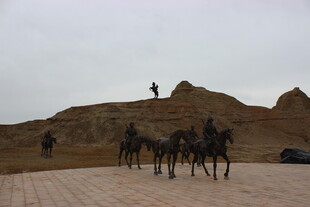 沙漠中骑马的人群与驼队