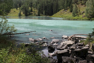 山间碧湖 静美自然景致