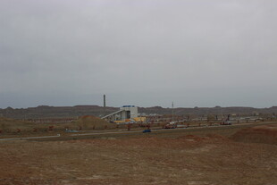 空旷荒地中的工业设施