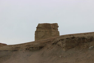沙漠中的古老石砌遗迹