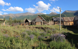 草原上的古朴村落
