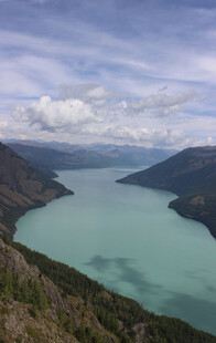 高山下的碧色湖泊美景