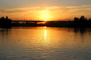 夕阳下波光粼粼的宁静湖面