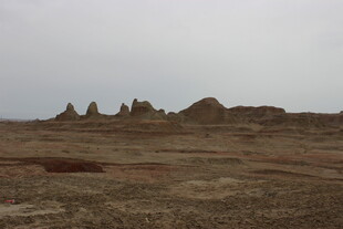 荒凉戈壁中的奇特地貌