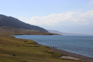湖畔风光 远山与碧水相依
