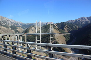 高山间的宏伟桥梁