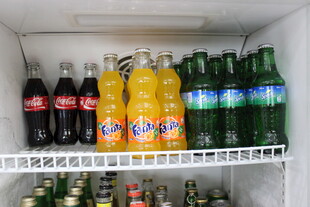 冰箱内多样汽水展示