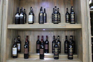 木架上陈列的多样葡萄酒