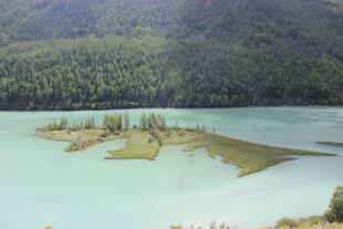 碧绿湖中小岛风光秀丽