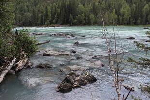 山间清澈溪流与嶙峋怪石