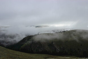 山间云雾缭绕的壮美景色