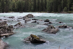 山间清澈河流与嶙峋岩石