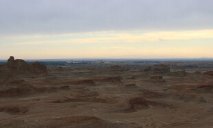 广袤沙漠黄昏景色